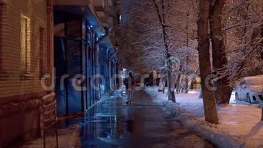 冬天雪夜的城市街道